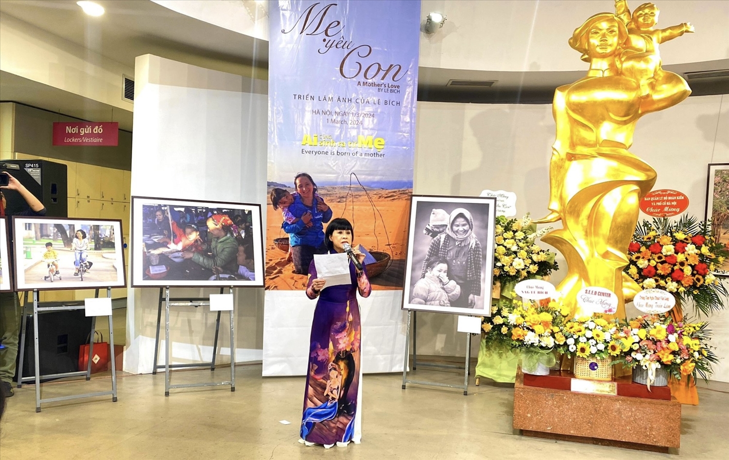 Nghệ sĩ Hồng Liên ngâm thơ về tình mẹ lấy cảm hứng từ câu chuyện của bé Thiện Nhân đã được nhiếp ảnh gia Lê Bích chụp ảnh trưng bày trong triển lãm. 
