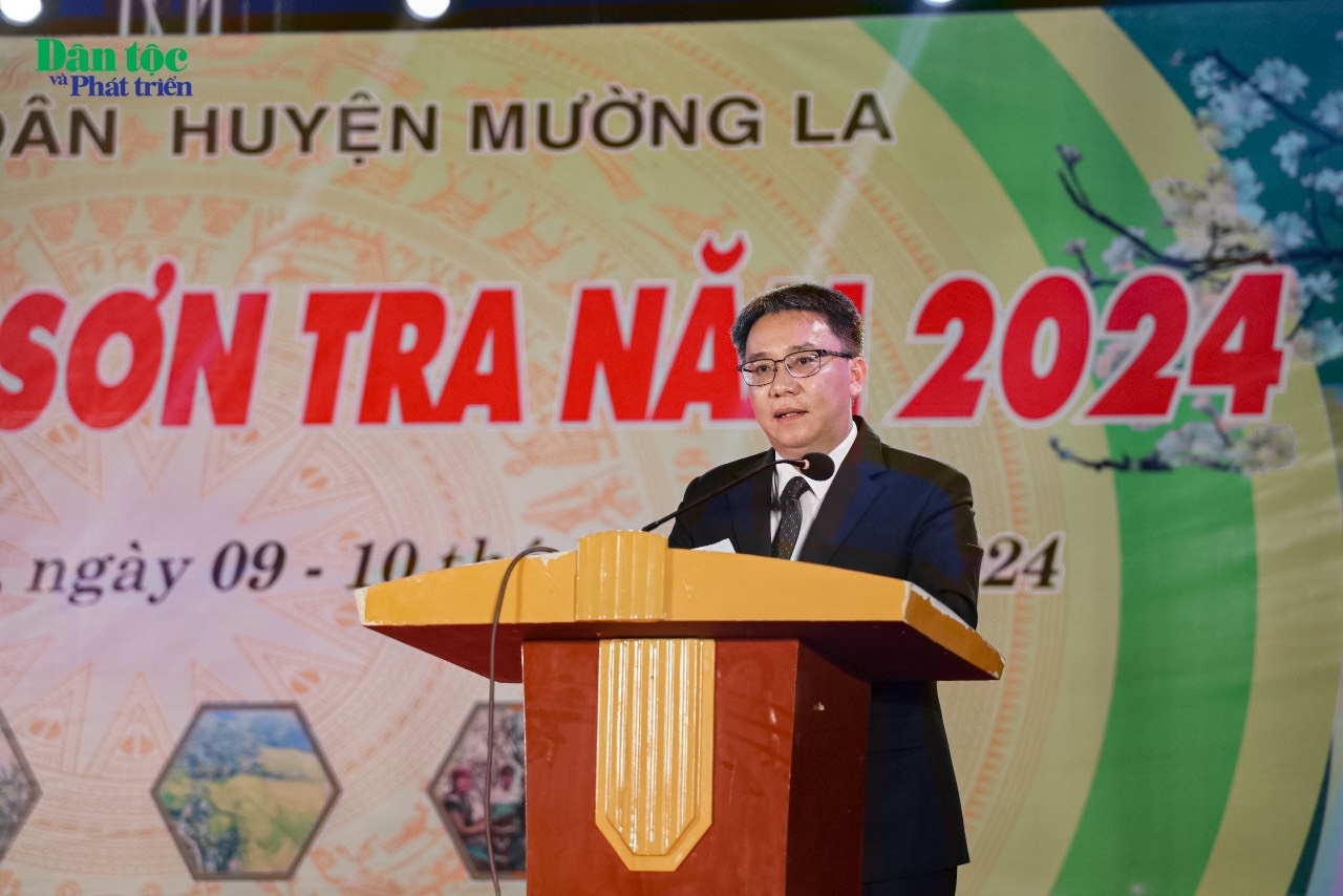 Chủ tịch UBND huyện Mường La phát biểu khai mạc Ngày hội Hoa Sơn tra