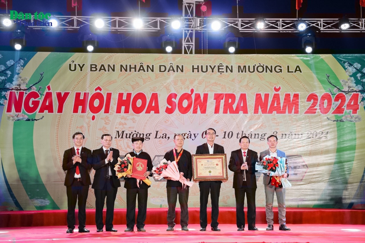 Chủ tịch Hội đồng xác lập Tổ chức Kỷ lục Việt Nam trao bằng công nhận “Xã có rừng hoa sơn tra lớn nhất Việt Nam” cho lãnh đạo xã Ngọc Chiến