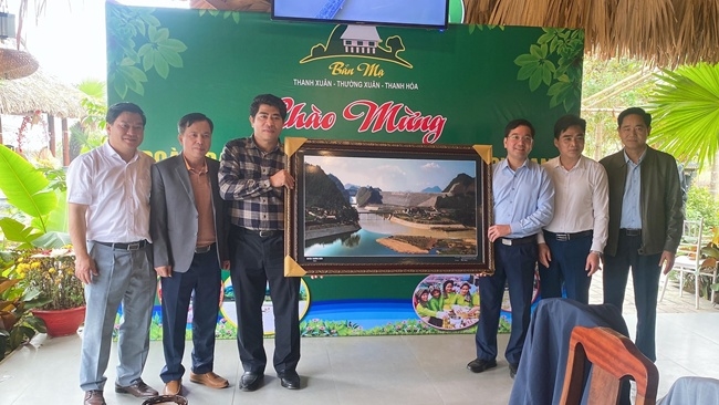 Ban Dân tộc tỉnh Nghệ An tặng quà lưu niệm cho huyện Thường Xuân