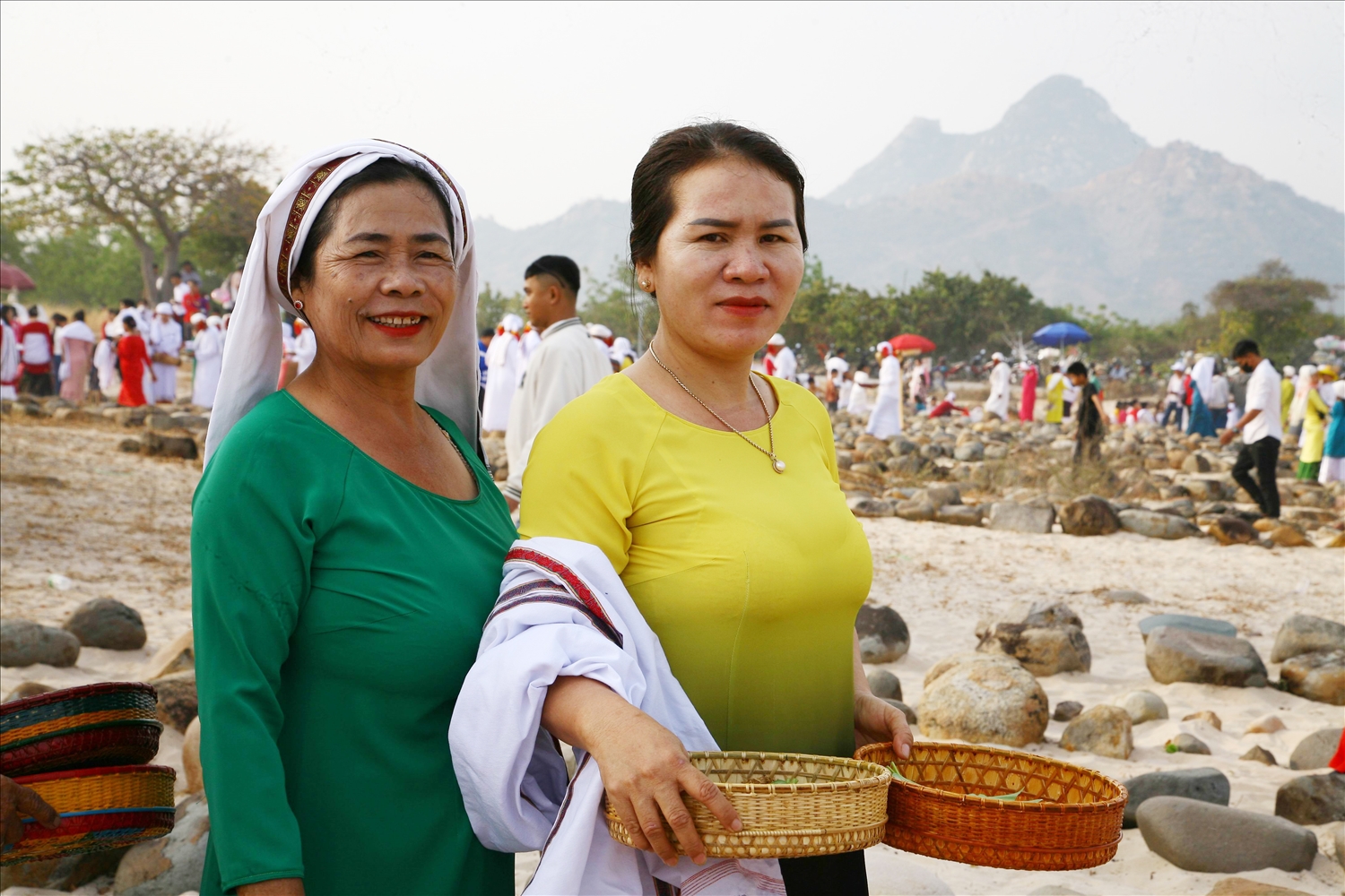 Các tộc họ, gia đình đưa lễ vật đến tảo mộ tại nghĩa trang xã Phước Nam, huyện Thuận Nam. 