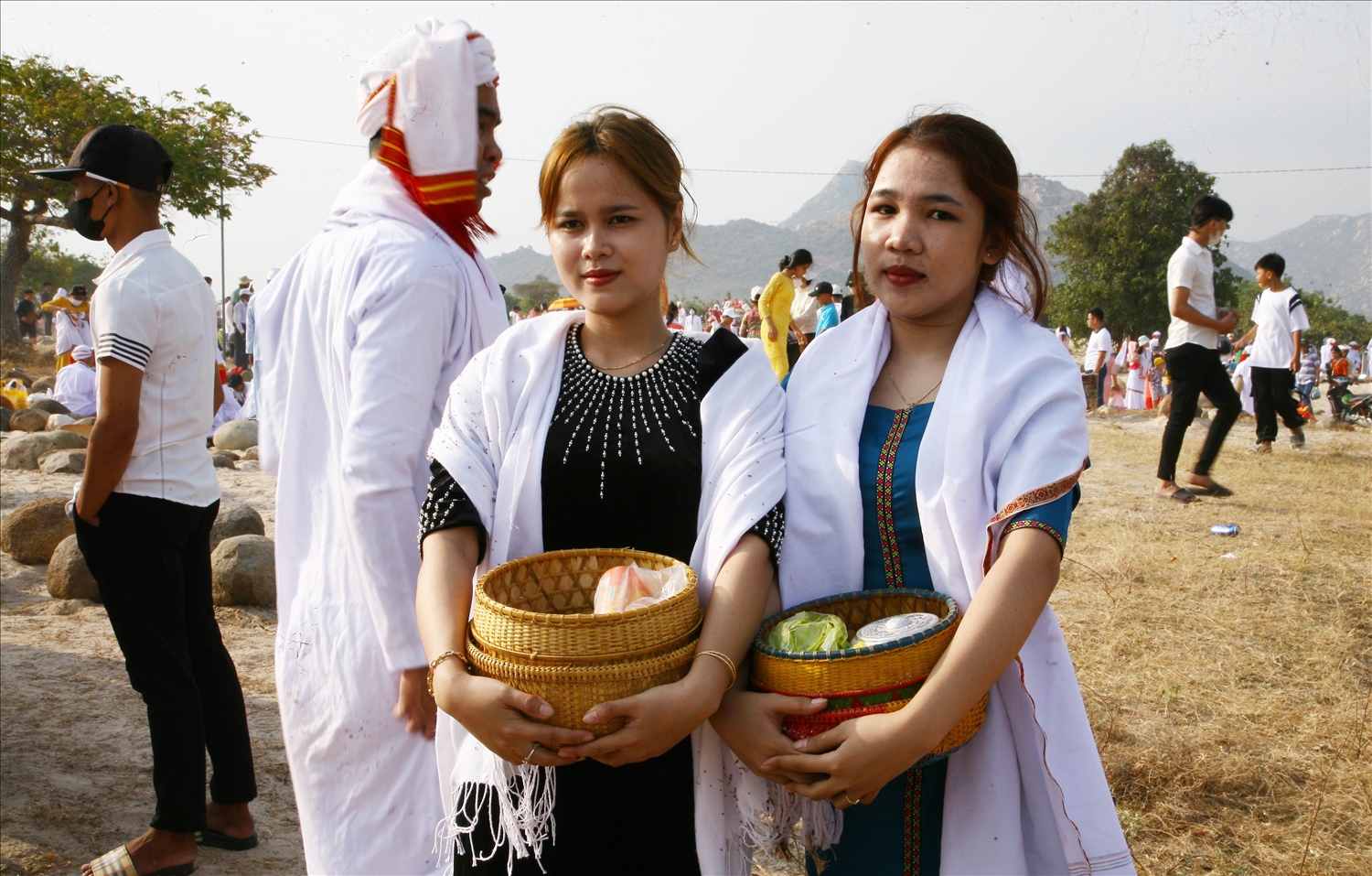 Thiếu nữ Chăm mang trầu cau tại lễ tảo mộ tại làng Văn Lâm, xã Phước Nam, huyện Thuận Nam. 