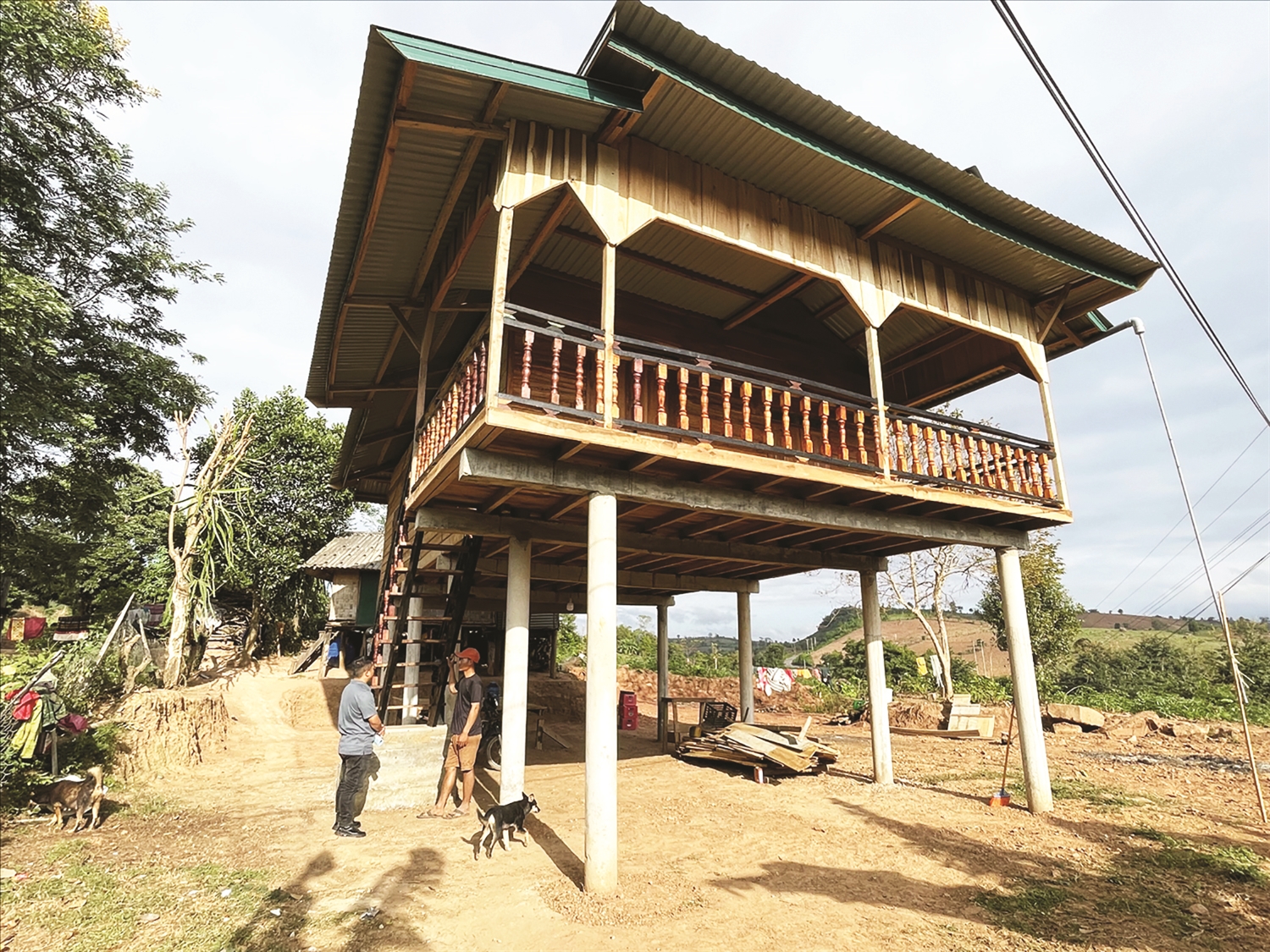 Ngôi nhà sàn của gia đình anh Hồ Văn Thông thôn A Ho, xã Thanh được xây dựng kiên cố