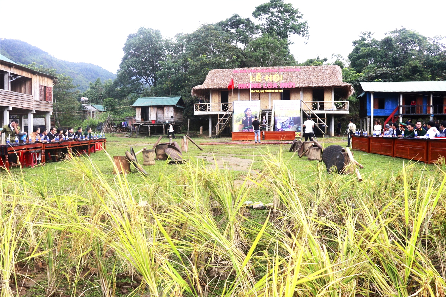 Lễ hội mừng lúa mới của đồng bào Vân Kiều tổ chức tại thôn Chênh Vênh, xã Hướng Phùng.