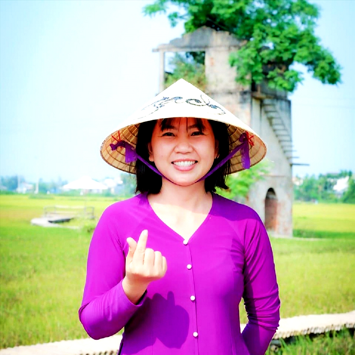 Chị Nguyễn Thị Thanh Nga đã khởi nghiệp thành công từ cánh đồng lúa tím than kết hợp cùng lò gạch cũ