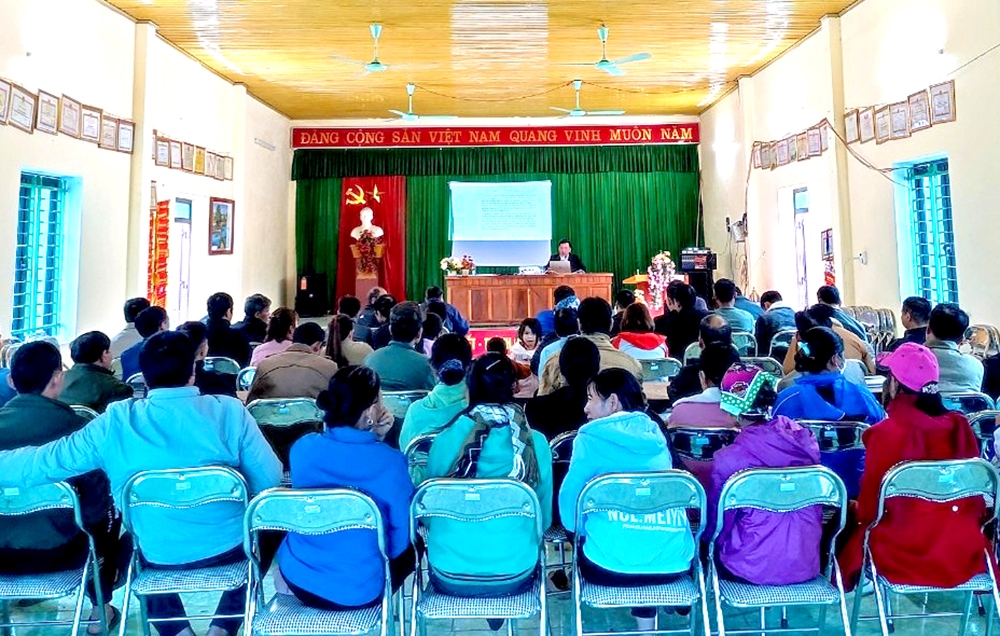 Lớp tập huấn chính sách pháp luật đất đai tại xã Phong Vân