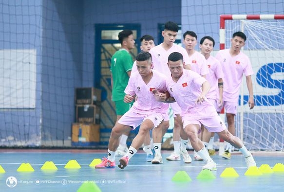 Các cầu thủ đội tuyển Futsal Việt Nam nỗ lực tập luyện (Ảnh VFF)