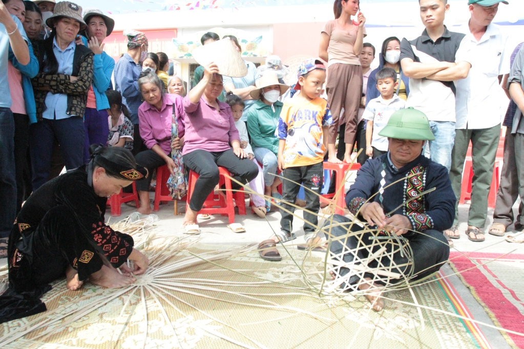 Phần thi đan quạt nan, đan lồng gà được tổ chức giữa các thôn trong Ngày hội văn hóa dân tộc Tày huyện Ba Chẽ năm 2023
