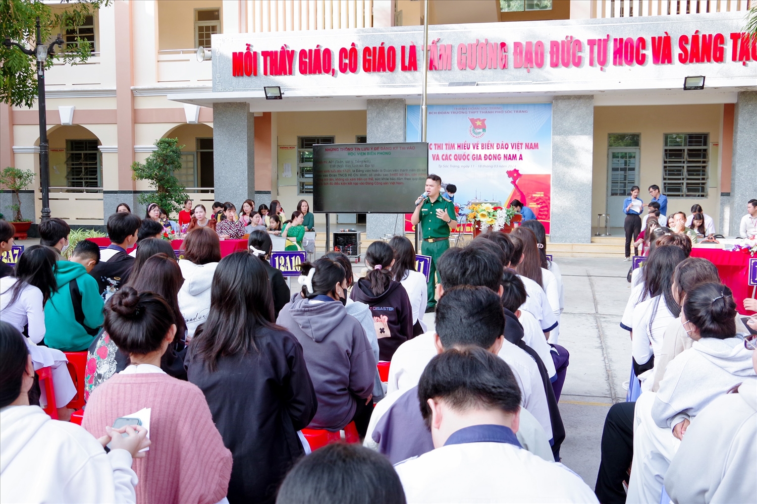 Bộ đội Biên phòng tỉnh Sóc Trăng tuyên truyền Luật Biên phòng Việt Nam và chủ quyền biển, đảo cho các em học sinh