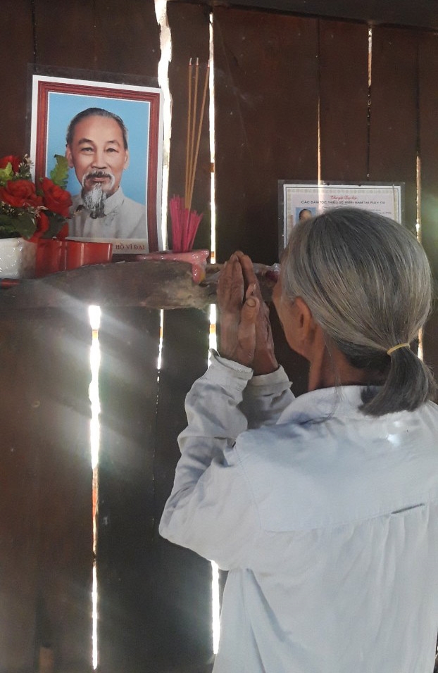 Bà Điểu Thị Giang tỏ lòng thành kính với Bác Hồ