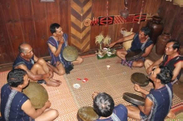 Ban Dân tộc tỉnh Đồng Nai đã mua sắm và bàn giao nhạc cụ truyền thống cho các nhà văn hóa