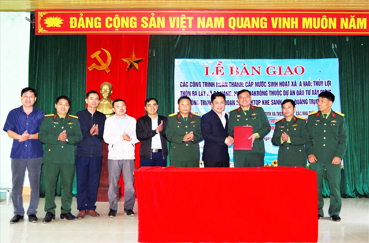 Đại diện UBND huyện Hướng Hoá và Đoàn KT-QP 337 ký biên bản bàn giao các công trình