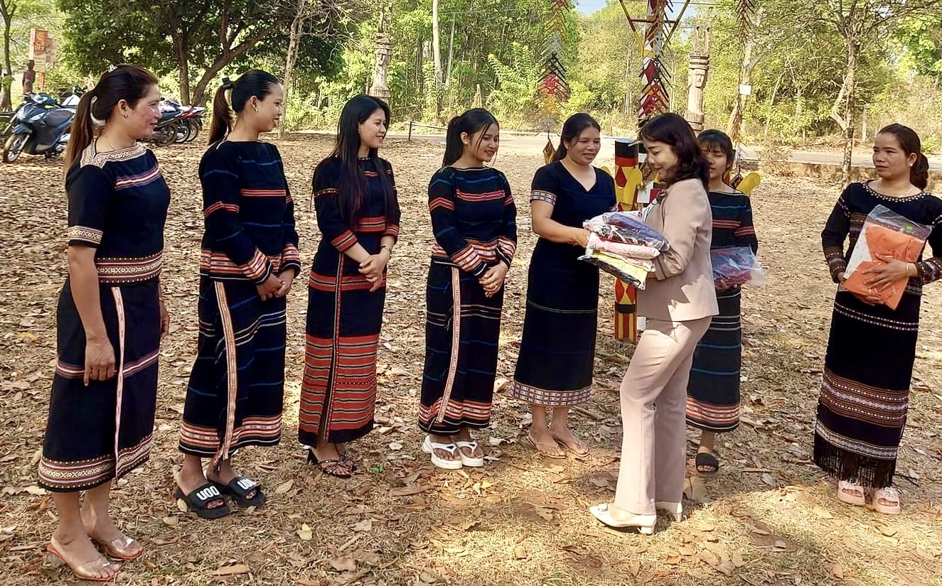 Hội LHPN phường Hoa Lư (Tp. Pleiku) trao tặng áo dài cho chị em phụ nữ DTTS có hoàn cảnh khó khăn
