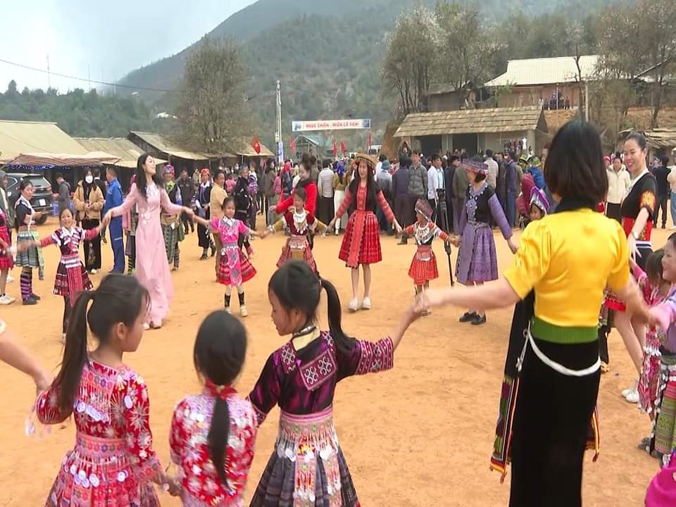 Du khách đến trải nghiệm Ngày hội hoa Sơn Tra có thể cùng hòa mình vào các điệu múa vòng xòa truyền thống của vùng cao Tây Bắc