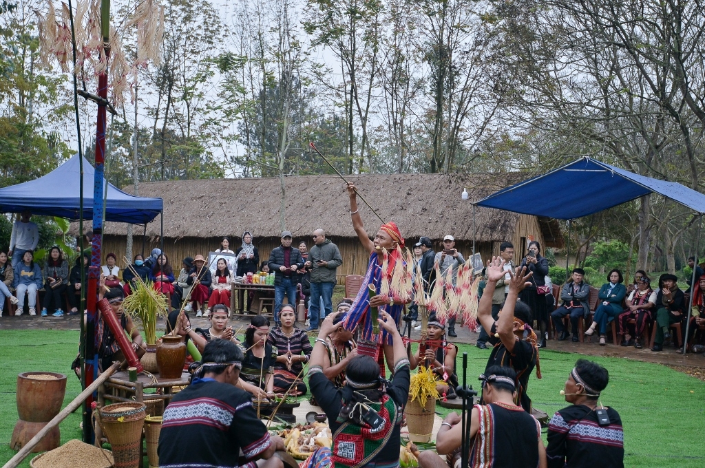 Lễ mừng cơm mới là tết cổ truyền dân tộc Xtiêng và mang theo nhiều giá trị nhân văn về tinh thần đoàn kết dân tộc