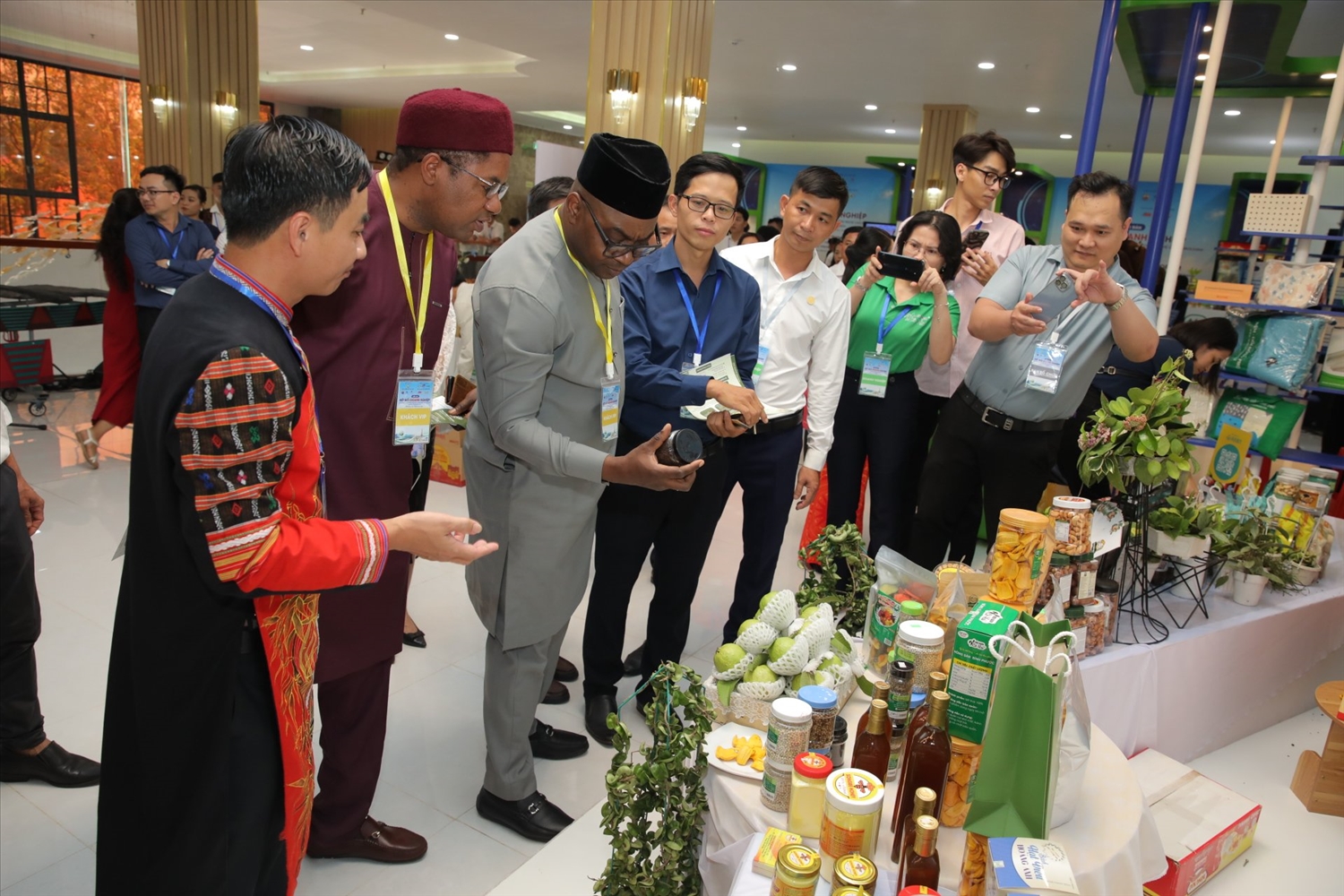 Các đại biểu tham quan khu trưng bày, giới thiệu về doanh nghiệp, các khu công nghiệp, các sản phẩm tiêu biểu của tỉnh Bình Phước