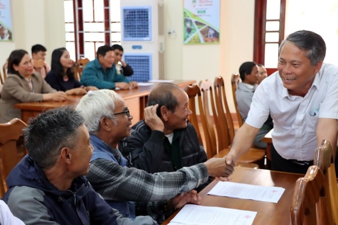 Lãnh đạo huyện Tu Mơ Rông thăm hỏi các già làng, trưởng thôn, Người có uy tín trên địa bàn tại cuộc gặp mới đây.