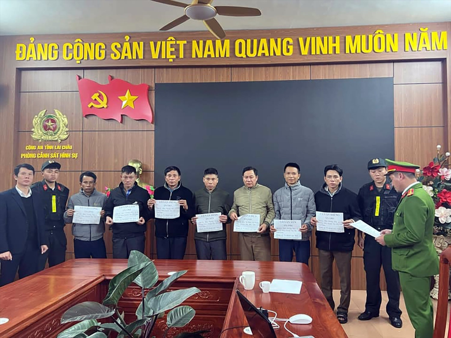 Cảnh sát điều tra - Công an tỉnh Lai Châu thực hiện lệnh bắt khẩn cấp tạm giữ hình sự 7 đối tượng về hành vi, vi phạm quy định về nghiên cứu, thăm dò, khai thác tài nguyên.