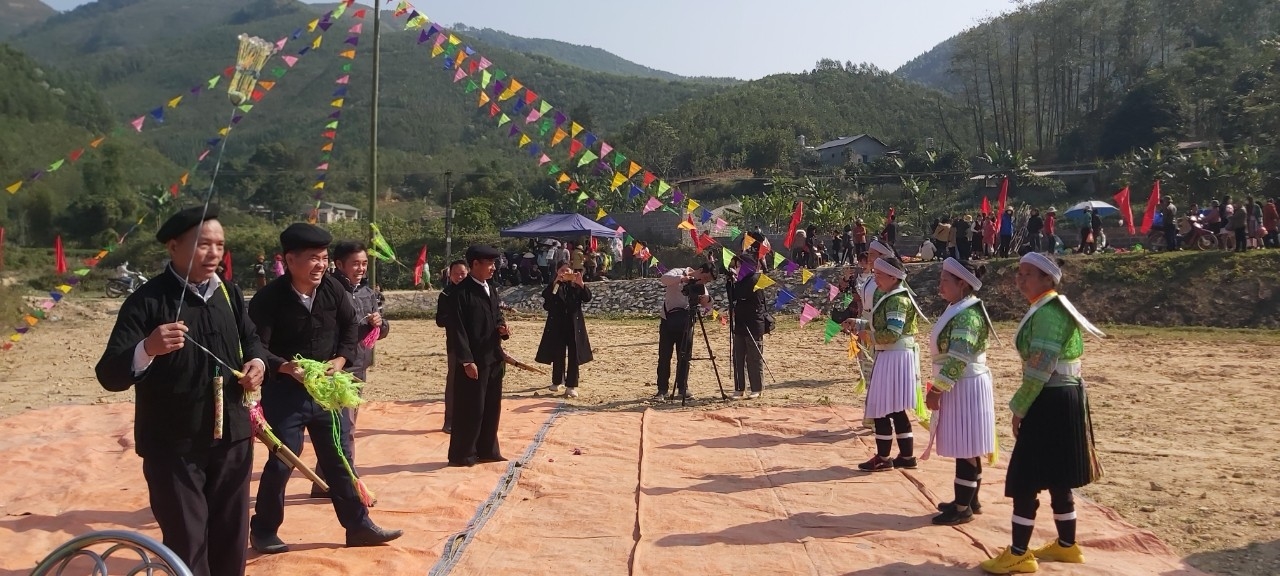 Đồng bào Mông tham gia trò chơi đánh yến trong Lễ hội Gầu Tào ở xã Phú Đô, huyện Phú Lương