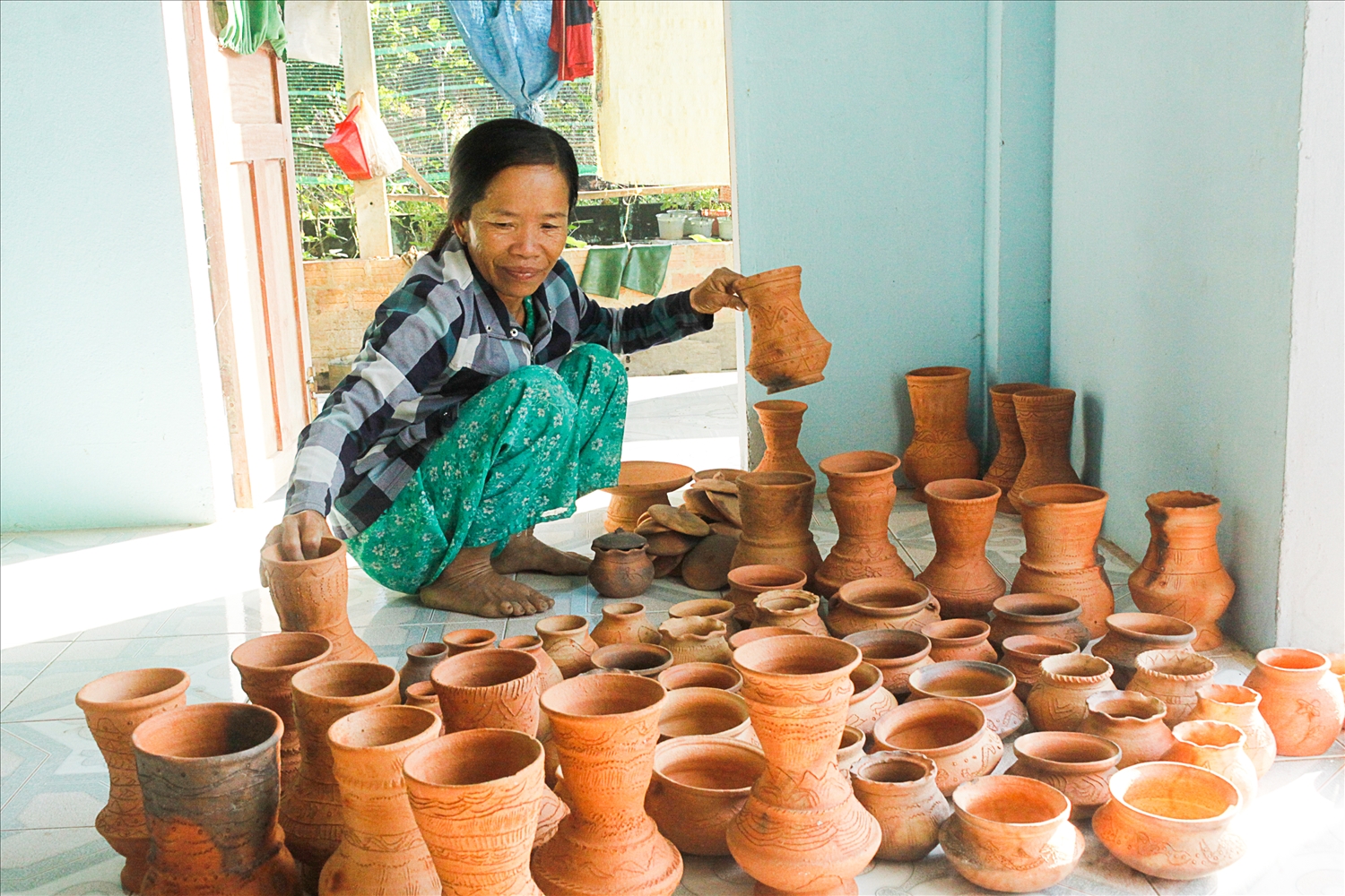 Những người thợ làm gốm tại xóm 26, thôn Vĩnh An, xã Phổ Khánh, thị xã Đức Phổ, tỉnh Quảng Ngãi đang nỗ lực hồi sinh gốm cổ Sa Huỳnh (Ảnh Nguyễn Trang)