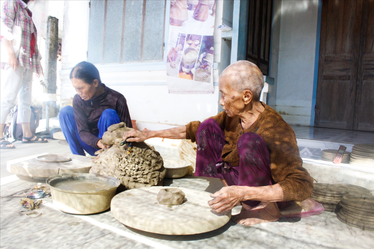 Những người tâm huyết đang nỗ lực giữ gìn nghề gốm cổ Sa Huỳnh (Ảnh Nguyễn Trang)