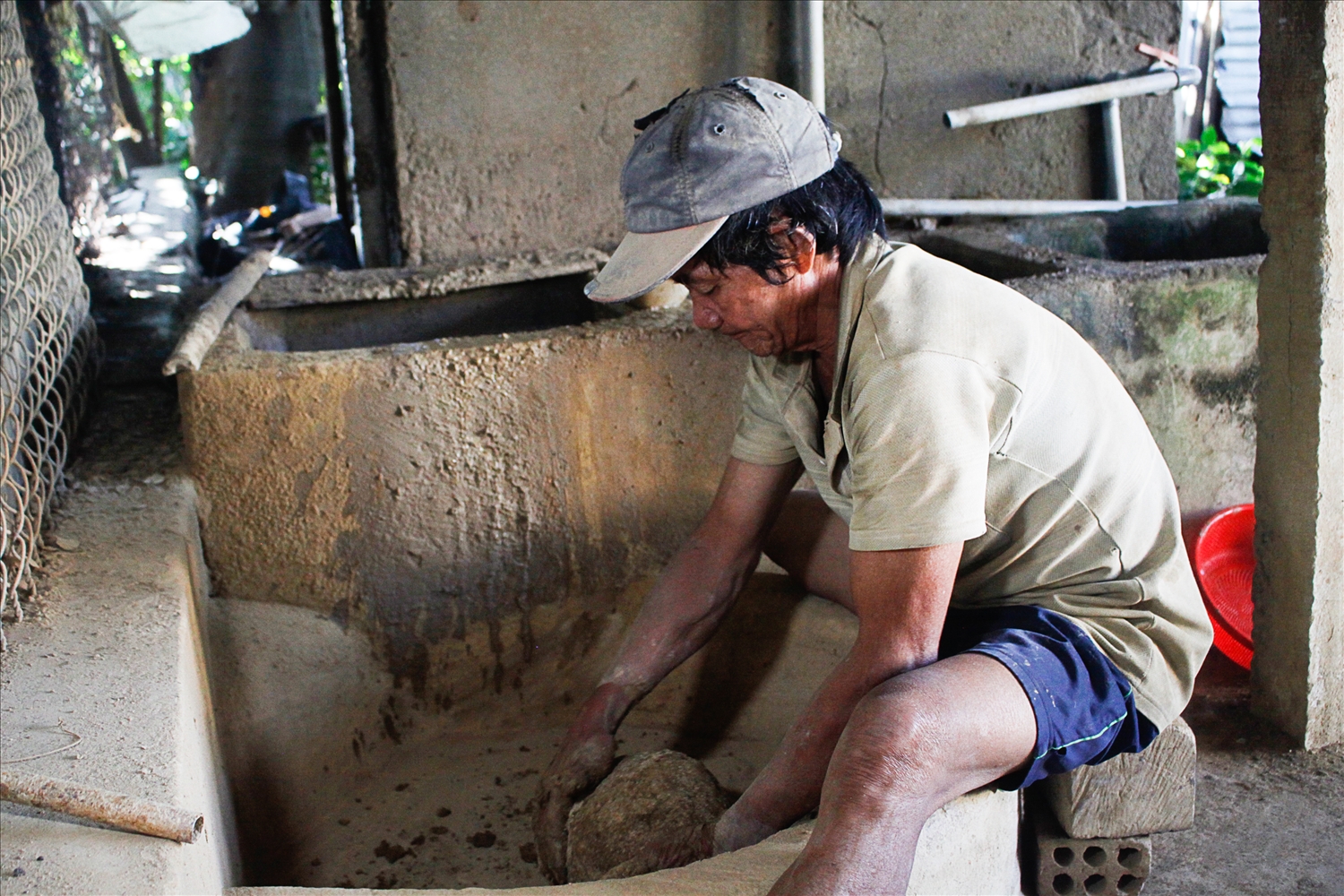 Công đoạn nhào đất để làm gốm (Ảnh Nguyễn Trang)