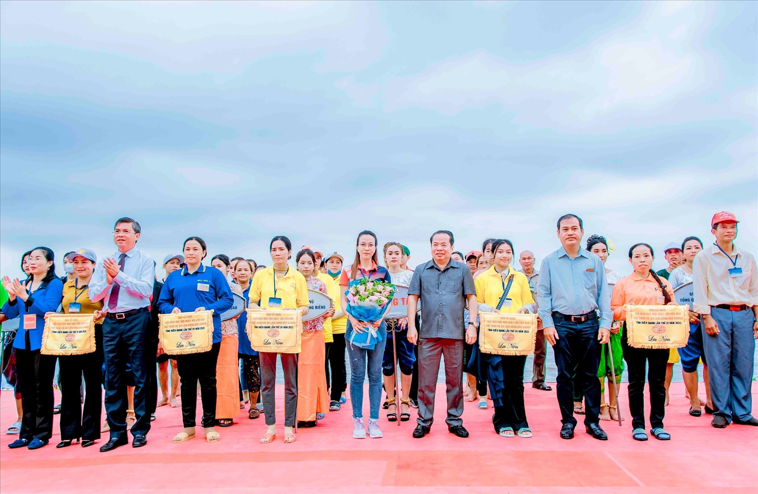 Lãnh đạo tỉnh Kiên Giang trao cờ lưu niệm cho các đội đua ghe Ngo được tổ chức tại huyện Gò Quào. vào năm 2023
