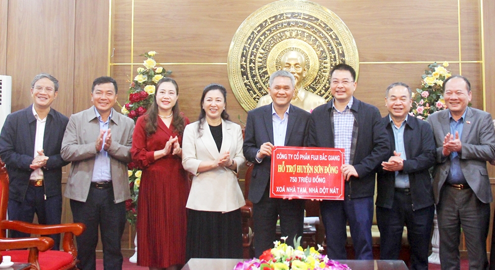 Lãnh đạo Công ty Cổ phần Fuji Bắc Giang trao biểu trưng kinh phí hỗ trợ xóa nhà tạm, nhà dột nát tại huyện Sơn Động
