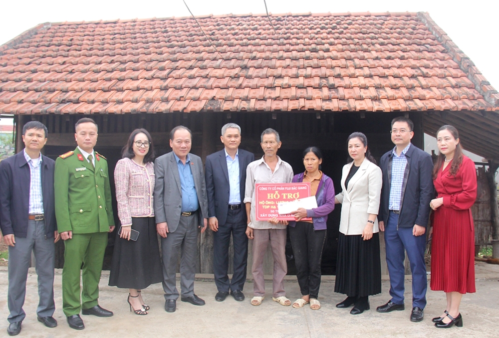 Đoàn công tác trao tiền hỗ trợ hộ ông Lương Văn Kiền, tổ dân phố Hạ 1, thị trấn An Châu (Sơn Động) xây dựng nhà ở