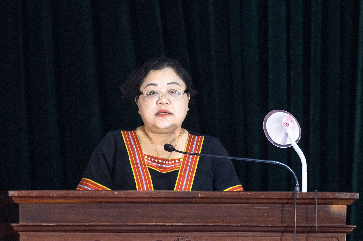 Bà Y Thanh, Chủ tịch UBND huyện Đăk Glei phát biểu tại Lễ phát động 
