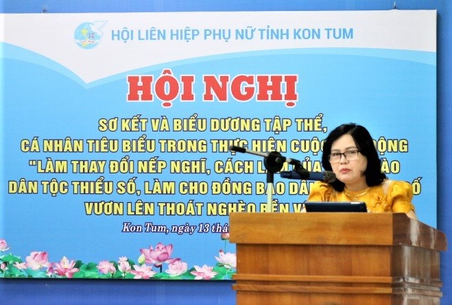 Bà Y Phương, Chủ tịch Hội LHPN tỉnh Kon Tum phát biểu tại Hội nghị