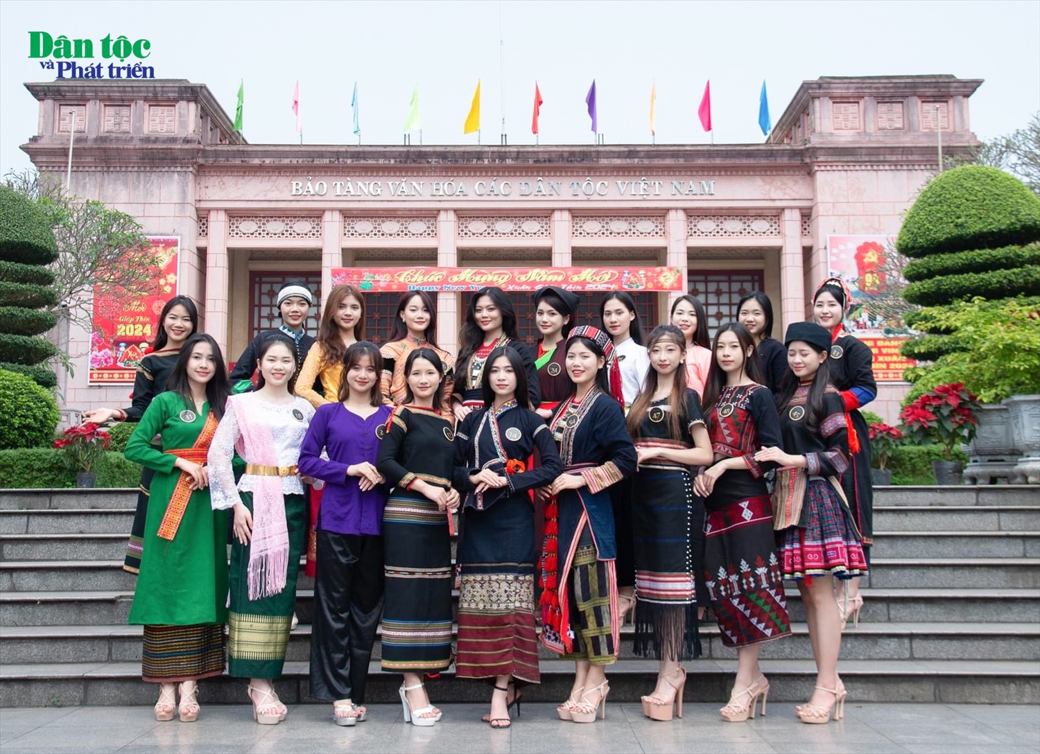 Các thí sinh tham quan và trải nghiệm tại Bảo tàng Văn hóa các Dân tộc Việt Nam tại tỉnh Thái Nguyên