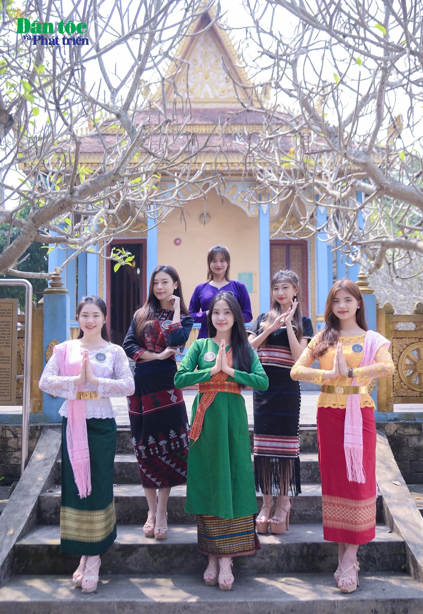 Các thính sinh Hoa khôi Sinh viên Đại học Văn hóa Hà Nội trong trang phục các dân tộc