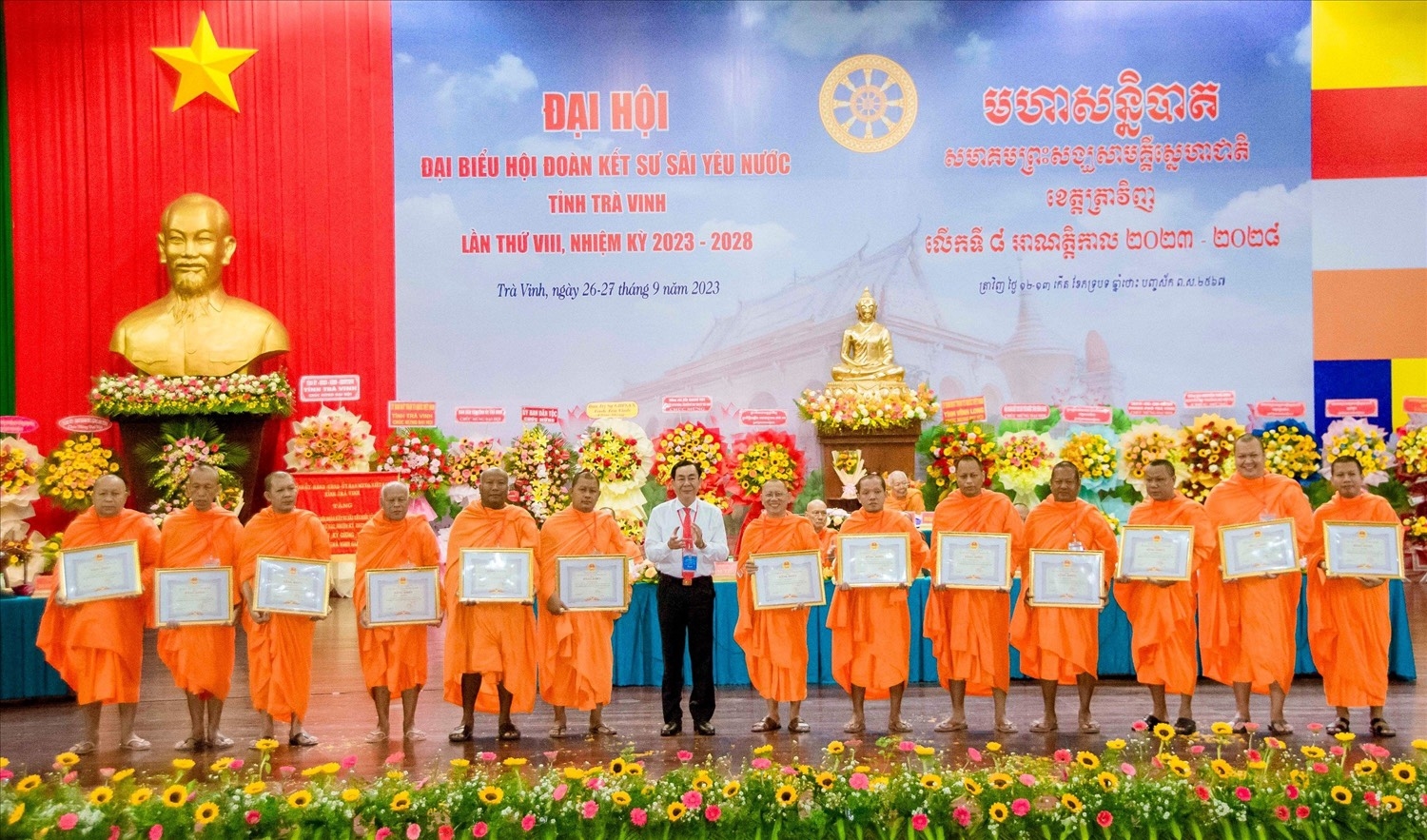 Ông Lê Thanh Bình trao bằng khen của Chủ tịch UBND tỉnh Trà Vinh cho các vị sư sãi tiêu biểu