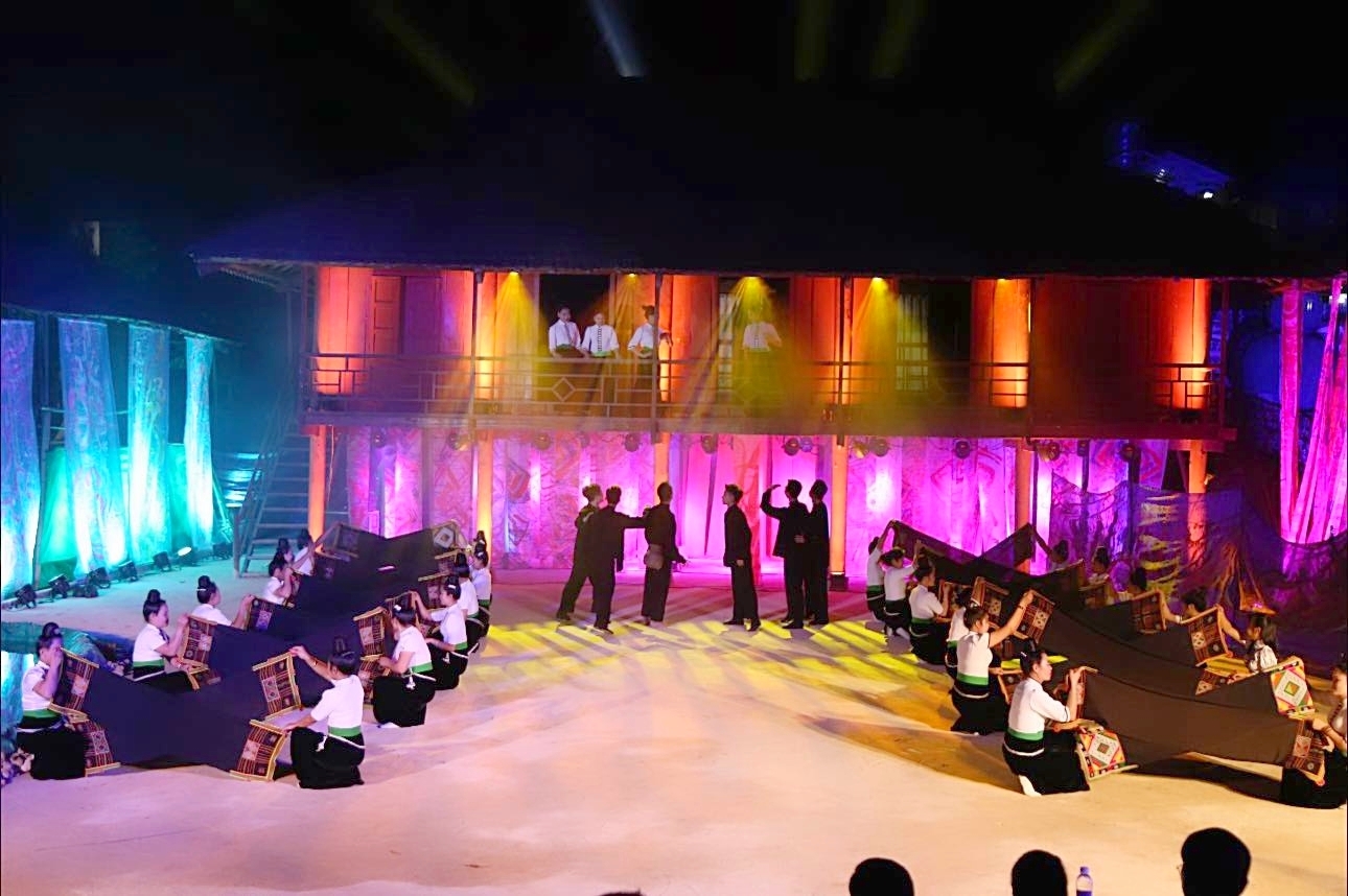 Chương trình được biểu diễn bởi gần 60 người gồm các nghệ nhân dân gian, diễn viên quần chúng tại xã Noong Luống, kết hợp với gần 20 diễn viên múa chuyên nghiệp, một số diễn viên sân khấu kịch đảm nhận các nhân vật chính và nhân vật dẫn chuyện.