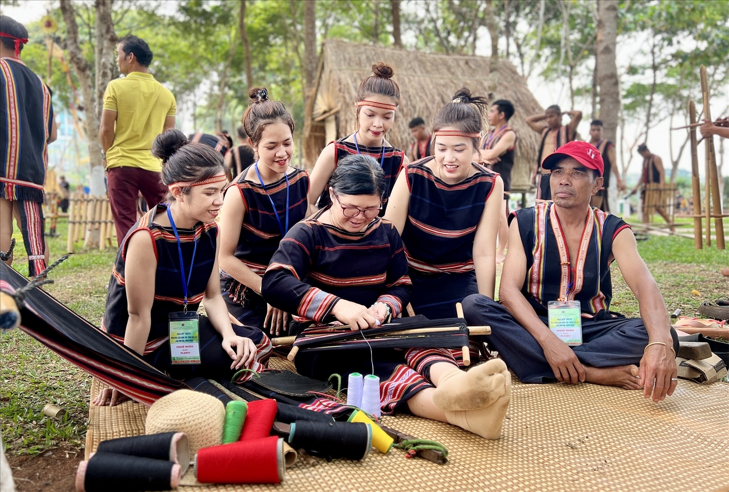 Nghệ nhân Gia Rai trình diễn dệt thổ cẩm truyền thống tại Ngày hội các DTTS lần 2 năm 2023