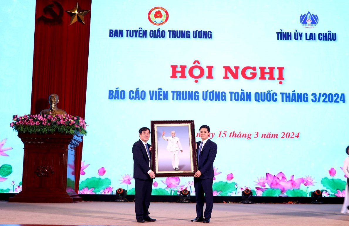 Đồng chí Vũ Mạnh Hà, Phó Bí thư Thường trực Tỉnh ủy tặng quà của tỉnh Lai Châu cho Ban Tuyên giáo Trung ương.