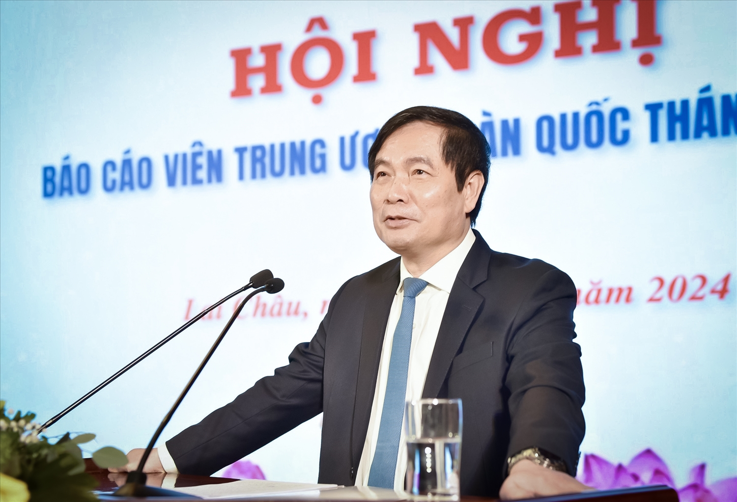 Đồng chí Phan Xuân Thủy, Phó trưởng Ban Tuyên giáo Trung ương tặng bức ảnh chân dung Chủ tịch Hồ Chí Minh cho Đảng bộ, chính quyền và Nhân dân các dân tộc tỉnh Lai Châu.