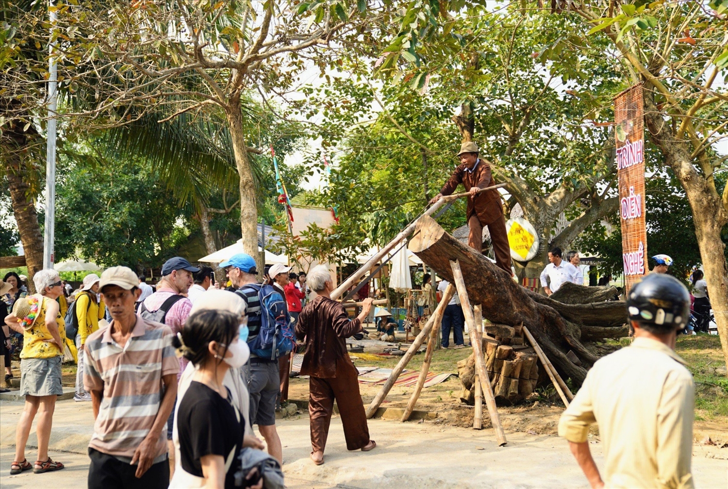 Du khách thích thú chiêm ngưỡng trình diễn nghề trong Ngày hội Làng nghề truyền thống Kim Bồng 2024. 