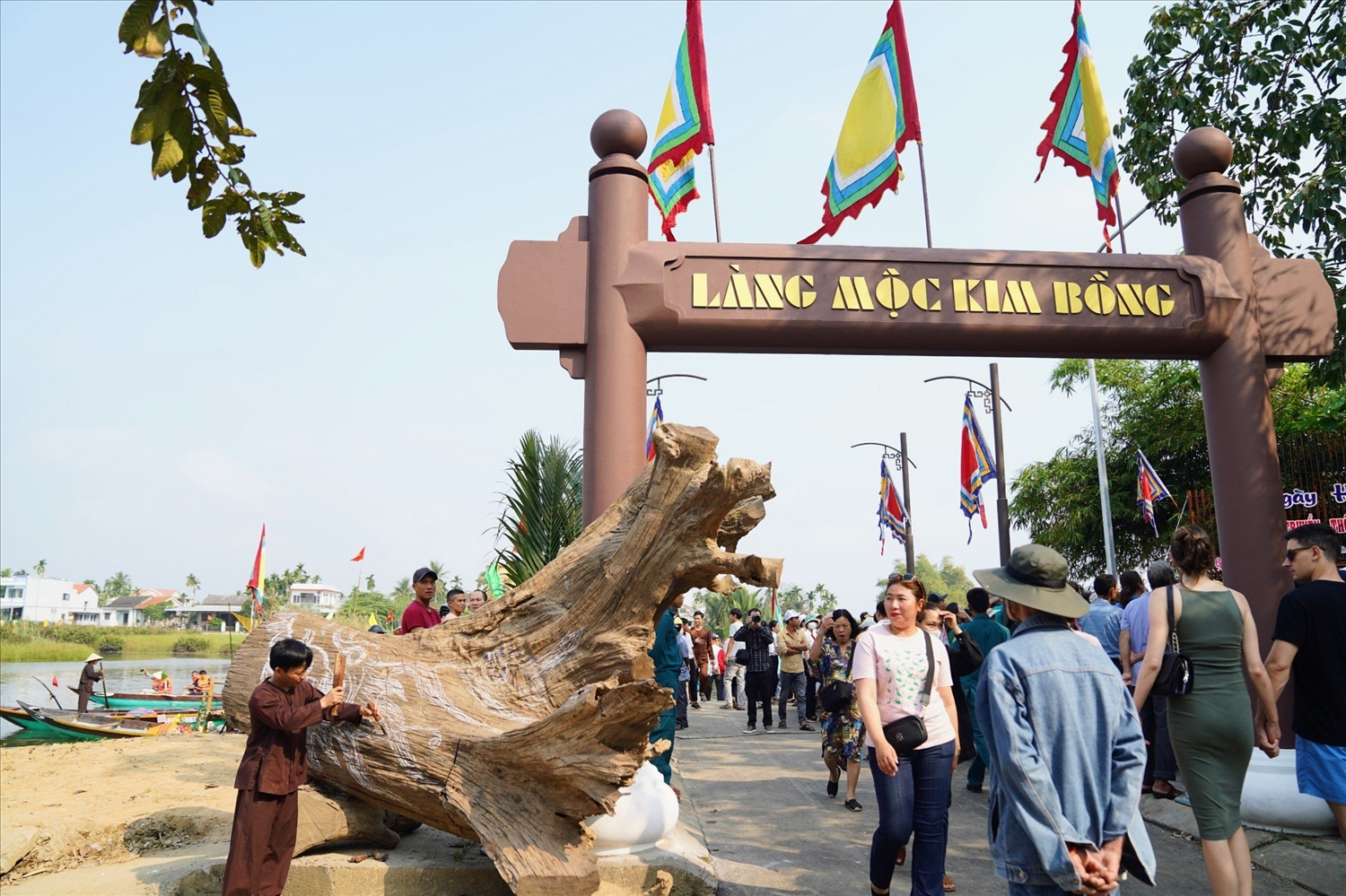 Cổng làng nghề truyền thống Kim Bồng.