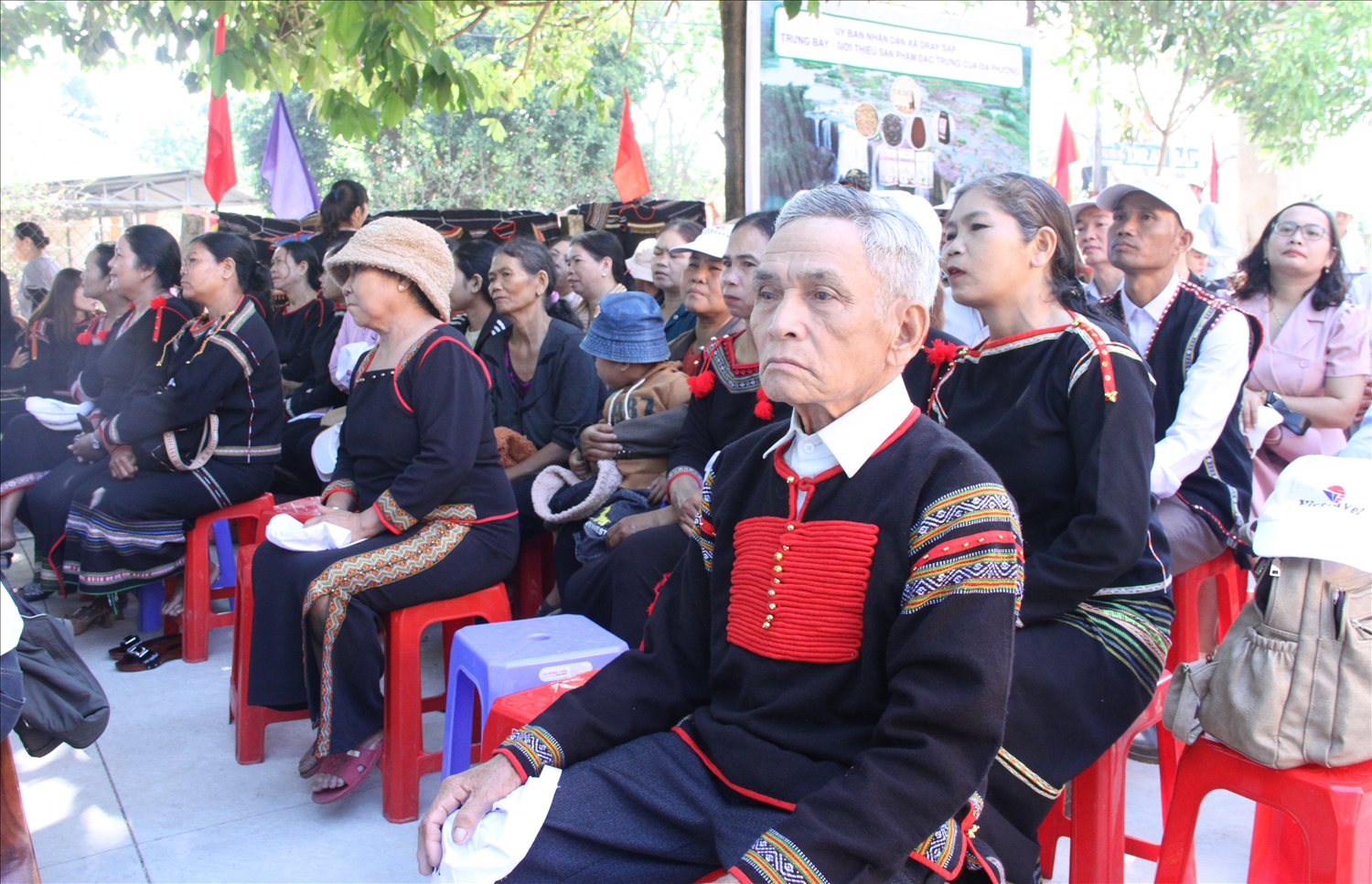 Nhân dân buôn Kuốp đến dự lễ công bố