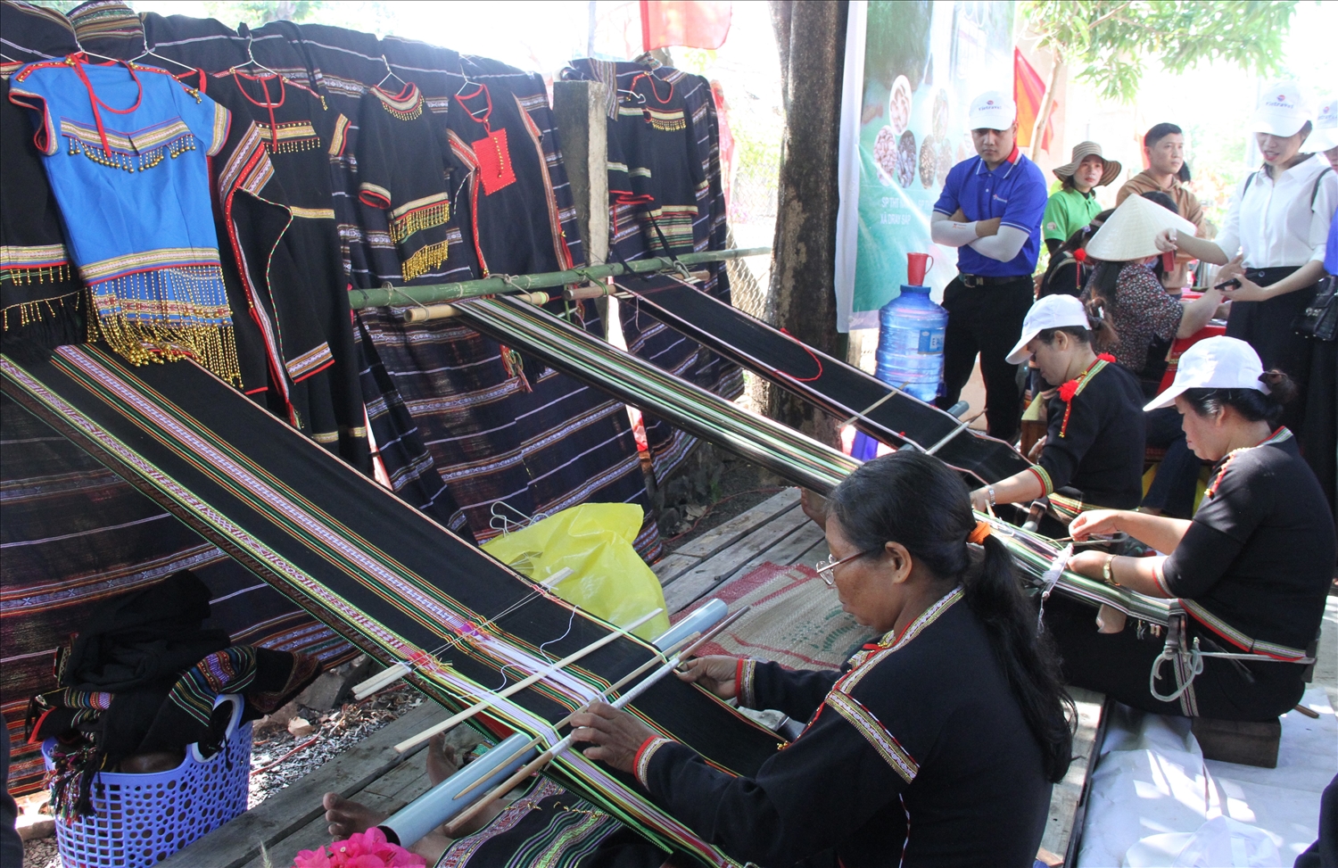 Các nghệ nhân thực hành dệt thổ cẩm và trưng sản sản phẩm thổ cẩm tại lễ công bố