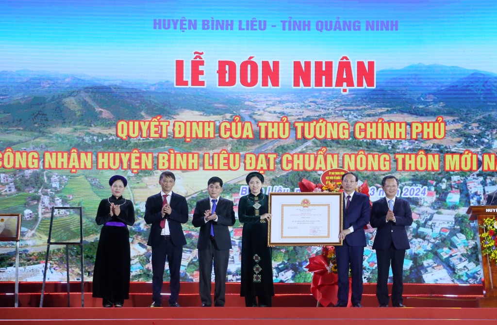 Thừa ủy quyền của Thủ tướng Chính phủ, lãnh đạo tỉnh Quảng Ninh trao Quyết định công nhận huyện Bình Liêu đạt chuẩn nông thôn mới