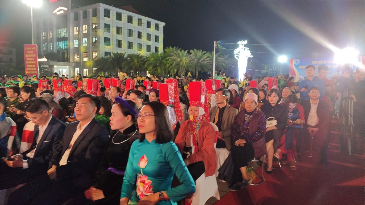 Người dân hào hứng đón nhận niềm vui chung cùng chính quyền huyện Bình Liêu