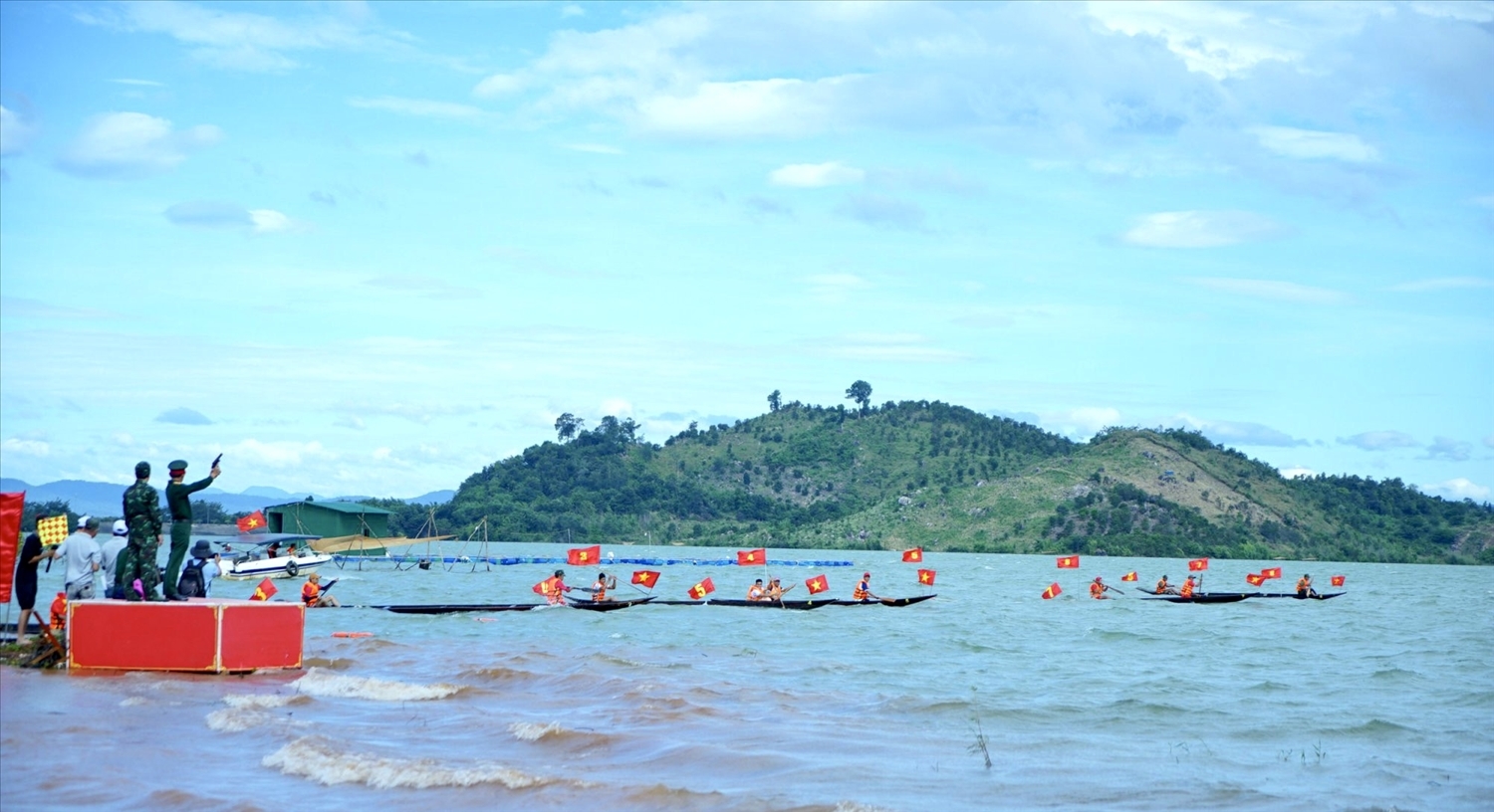 Các đội tham gia so tài sôi nổi tại Hội đua thuyền độc mộc trên sông Pô Cô tranh cúp A Sanh