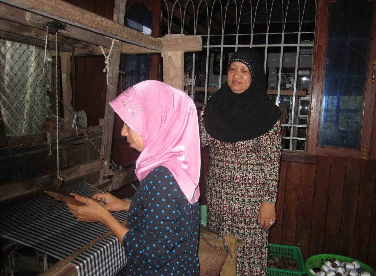 Trong Tháng Ramadan, tín đồ Chăm vẫn lao động bình thường, phụ nữ vẫn dệt thổ cẩm