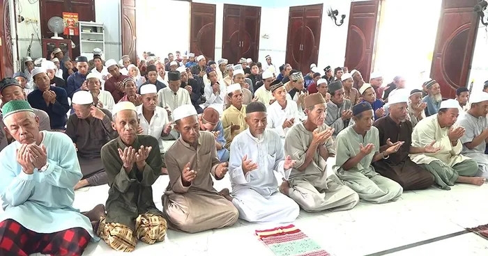 Các tín đồ cầu nguyện tại tiểu thánh đường Hồi giáo dân tộc Chăm xã Nhơn Hội