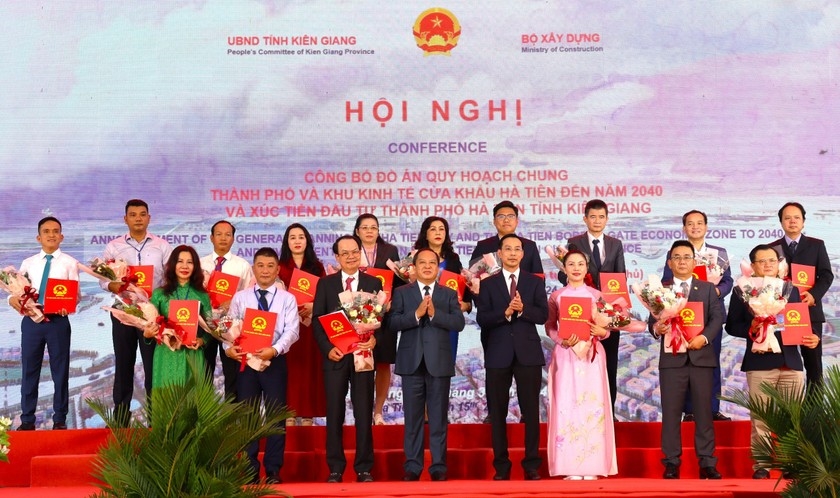 Lãnh đạo tỉnh Kiên Giang và Tp Hà Tiên trao 17 Biên bản ghi nhớ cho các nhà đầu tư