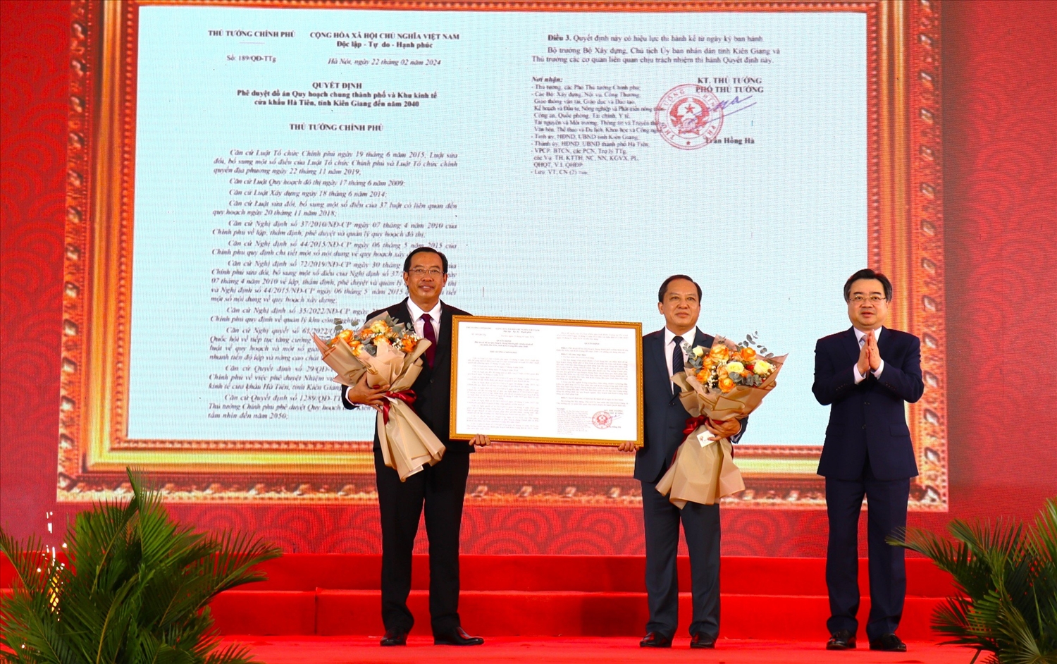Thừa ủy quyền của Thủ tướng Chính phủ, Bộ trưởng Bộ Xây dựng Nguyễn Thanh Nghị trao Quyết định quy hoạch cho lãnh đạo Tp Hà Tiên