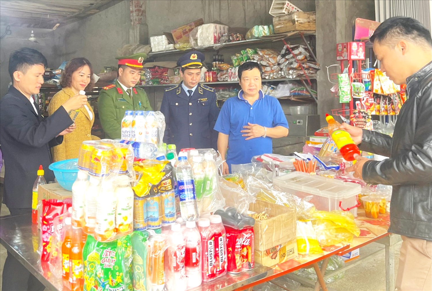 Đoàn kiểm tra liên ngành về bảo đảm an toàn thực phẩm huyện Bắc Sơn kiểm tra gian hàng tại Lễ hội Lồng Tồng